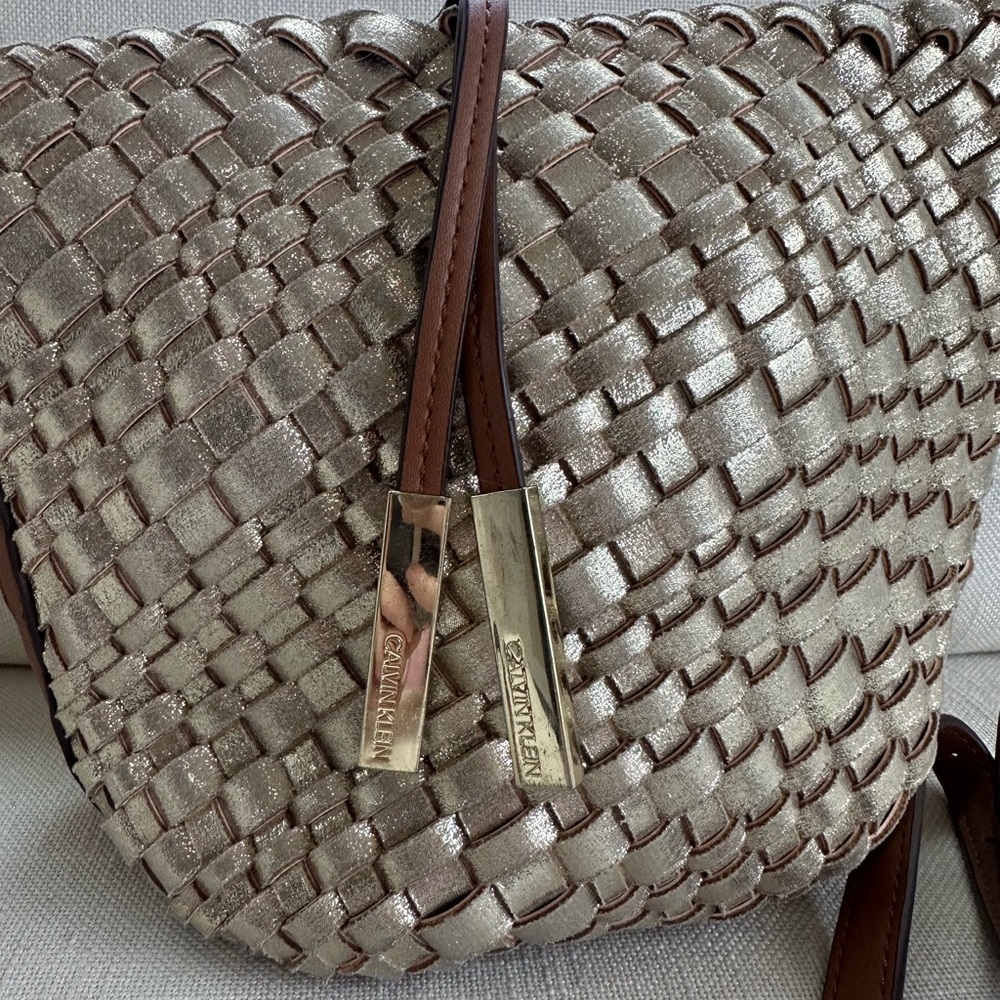 Calvin Klein Gold Woven Crossbody Bag - Picture 2 of 8